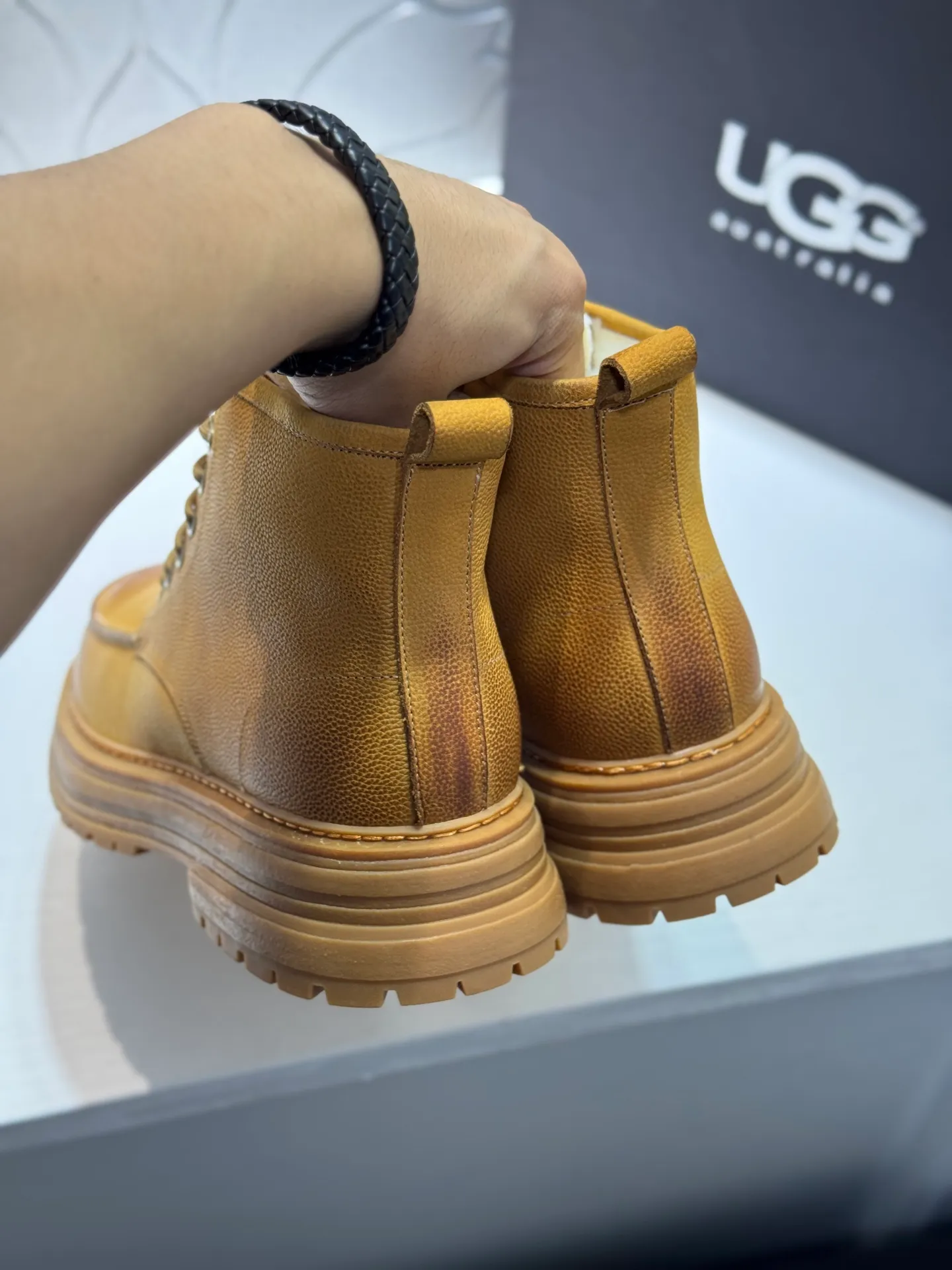 Men's men's shoes 💰660 [New style] 🦥🦥UGG - high-end quality 🔥Australian imported wool 🔥Full fur original single entry and exit counter without pressure, let you feel no replacement 💏The upper is made of first-layer cowhide 'all original Australian wool' Strict men's boots thick wool can be distinguished by the naked eye 💓Real wool keeps warm and does not smell like feet, warms the whole winter ✨Carefully crafted for those who know the goods🔥Size: 38-44 (45 customized